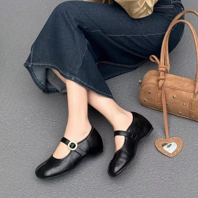 Women Fashion Online - Sepatu Wanita Mary Janes Hitam Retro,